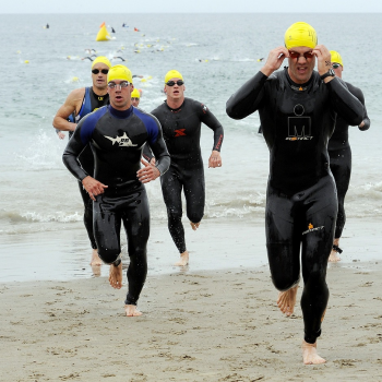 Triatletas saliendo del segmento de nado