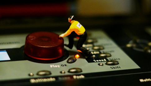 Tio tocando tocadiscos